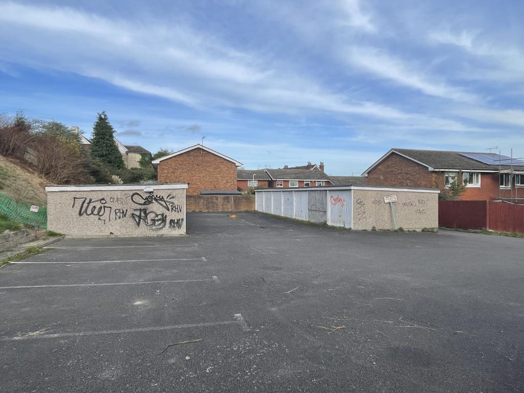 Lot: 135 - GARAGES AND LAND WITH POTENTIAL FOR DEVELOPMENT -